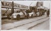 Fotografía de los automóviles  Mercedes de Fagioli y Caracciola, aparcados en la pista del circuito de Lasarte