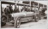 Fotografía del piloto Jean Pierre Wimille junto a su automóvil Bugatti