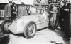 Fotografía de Rudolf Caracciola sobre su automóvil Mercedes