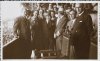 Fotografía del Gobernador Civil de Gipuzkoa Emeterio Muga; El directordeneral de enseñanza Juan Usabiaga y el presidente del Automóvil Club de Guipúzcoa,Manul Rezola, posando junto al piloto ganador del Gran Premio de España Luig Fagioli en las tribunas del circuito de Lasarte