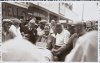 Fotografía del presidente del Automóvil Club de Gipuzkoa Manuel Rezola felicita, junto a otros aficionados y profesionales al recientemente ganador del Gran Premio de España de 1934 Luigi Fagioli