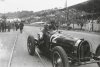 Fotografía del piloto Soffietti sobre su Alfa Romeo preparándose para salir