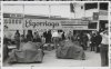 Fotografía de dos automóviles tapados con sábanas en los boxes del circuito de Lasarte