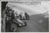 Fotografía de los automóviles Mercedes de Manfred von Brauschistch, Rudolf Caracciola y  Luigi Fagioli preparándose para salir