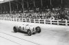 Fotografía del bólido Auto-Union de Archille Varzi pasando bajo las tribunas en el Gran Premio de España de 1935