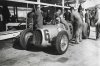 Fotografía de Archille Varzi posando sobre su automóvil Auto-Union en el circuito de Lasarte