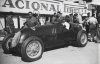 Fotografía del piloto Tazio Nuvolari sobre su automóvil Alfa Romeo