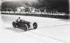 Fotografía de un piloto conduciendo un bólido en el circuito de Lasarte