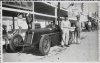 Fotografía del piloto Marcel Lehoux junto a su automóvil Maserati