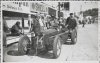 Fotografía del piloto Eugenio Siena sobre su automóvil Maserati