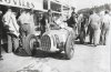 Fotografía del piloto Paul Pietsch entrando a su automóvil Auto-Union