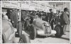 Fotografía del piloto campeón del Gran Premio de España de 1935 Rudolf Caracciola sobre su automóvil Mercedes Benz