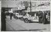 Fotografía de los automóviles Mercedes Benz de Luigi Fagioli, Manfred von Brauschistch y Rudolf  aparcados en los boxes