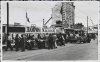 Fotografía de los automóviles Maserati de Eugenio Siena y Marcel Lehoux y el automóvil Alfa Romeo de Nuvolari, parados en los boxes