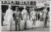 Fotografía de los pilotos Marcel Lehoux y Eugenio Siena de la escuderia Maserati; Louis Chiron y Tazio Nuvolari de la escuderia de Alfa Romeo posan junto a Jose Maria Maquibar, del Automóvil club de Gipízcoa