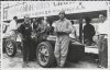 Fotografía del piloto Raymond Sommer junto a su automóvil Alfa Romeo