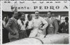 Fotografía del piloto Robert Benoist junto a su equipo y su automóvil Bugatti modelo 59