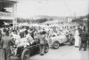 Fotografía del automóvil Maserati de Marcel Lehoux  y el Alfa Romeo de Raymond Sommer siéndo empujados por los mecánicos en las pistas del circuito de Lasarte