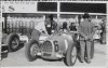 Fotografía del piloto Archille Varzi sobre su bólido Auto-Union 