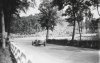 Fotografía del piloto Tazio Nuvolari compitiendo el Gran Premio de España de 1935 con su automóvil Alfa Romeo bajo la atenta mirada del público