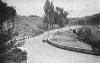 Fotografía de un piloto compitiendo el Gran Premio de España de 1935 en el circuito de Lasarte bajo la atenta mirada del público