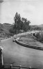 Fotografía de varios automóviles compitiendo el Gran Premio de España de 1935 en el circuito de Lasarte bajo la atenta mirada del público