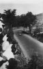 Fotografía de un piloto compitiendo el Gran Premio de España de 1935 en el circuito de Lasarte bajo la atenta mirada del público