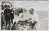 Fotografía del piloto Luois Chiron conversando con un mecánico en la pista del circuto de Lasarte