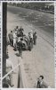 Fotografía de trabajos de puesta a punto de un automóvil Auto-Union en la pista del circuito de Lasarte