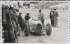 Fotografía del piloto Hans Stuck von Viliez parando su automóvil Auto-Union en los boxes