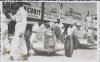 Fotografía de los pilotos Rudolf Caracciola, Luigi Fagioli y Manfred von Brauschistch participando en la puesta a punto de sus automóviles Mercedes Benz en los boxes