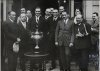 Fotografía de Louis Rigal, segundo clasificado en el III Gran Premio de turismos, junto a Julio Segovia y el presidente del RACG, Manuel Rezola