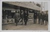 Fotografía del rey Alfonso XIII paseando por la Salida del Circuito de Lasarte