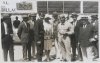 Fotografía de los pilotos Maurice Benoist y Albert Divo posando junto a varios aficionados