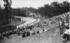 Fotografía de un piloto compitiendo el Gran Premio de España de 1935 en el circuito de Lasarte bajo la atenta mirada del público